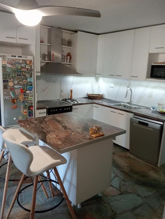 Kitchen island with marble worktop and stools